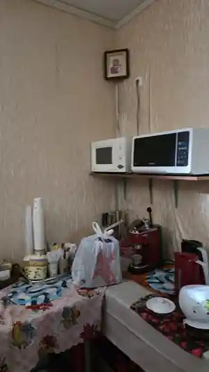 Dabartinė kavos ir arbatos zona su mikrobangų krosnelėmis